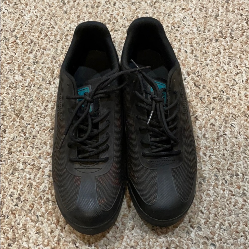 Never worn men’s puma roma’s